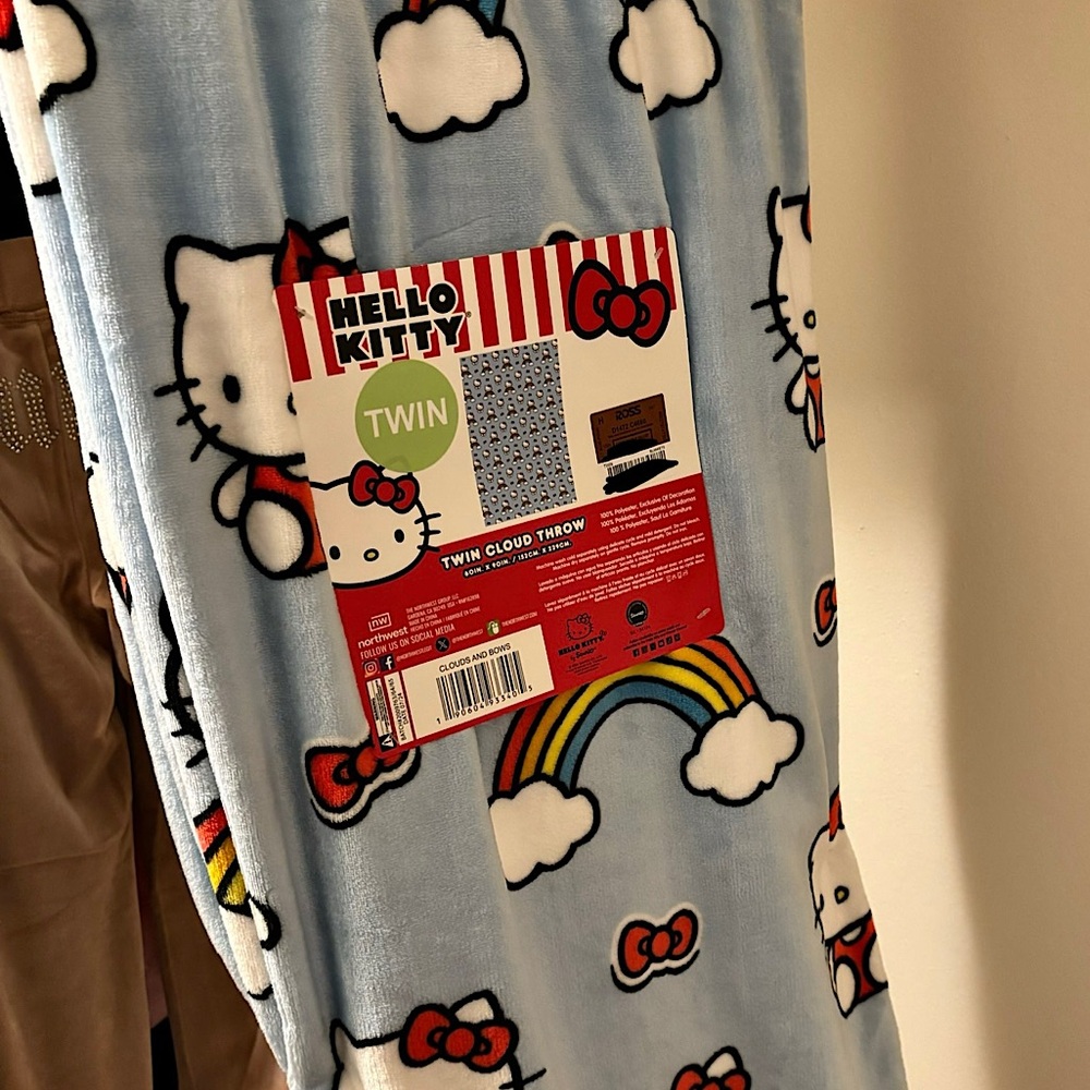 HELLO KITTY RAINBOW AND BOW BLANKET BRAND NEW WITH HANGER *TWIN*
